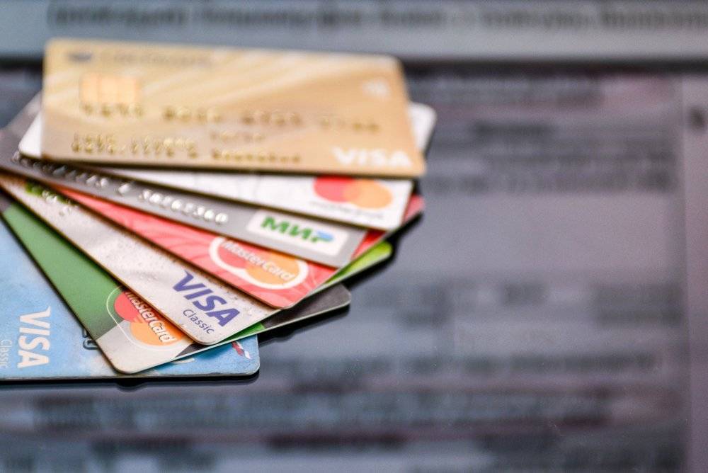 Финансист объяснил, почему люди стали отказываться от кредитных карт