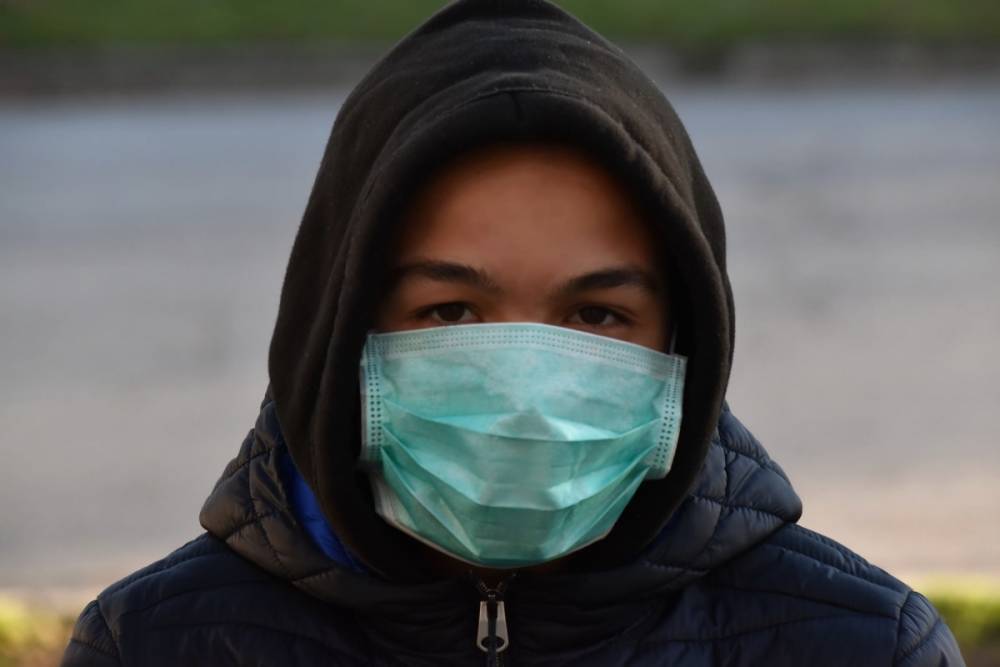 Главный военный хирург США заявил о неэффективности защитных масок для профилактики коронавируса