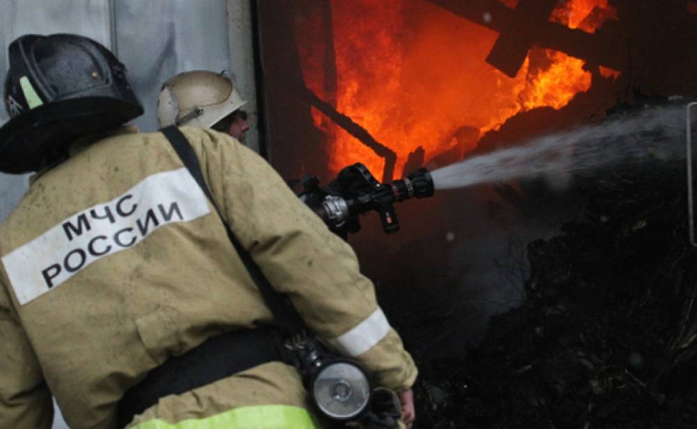В Мурманске сгорел заброшенный деревянный дом