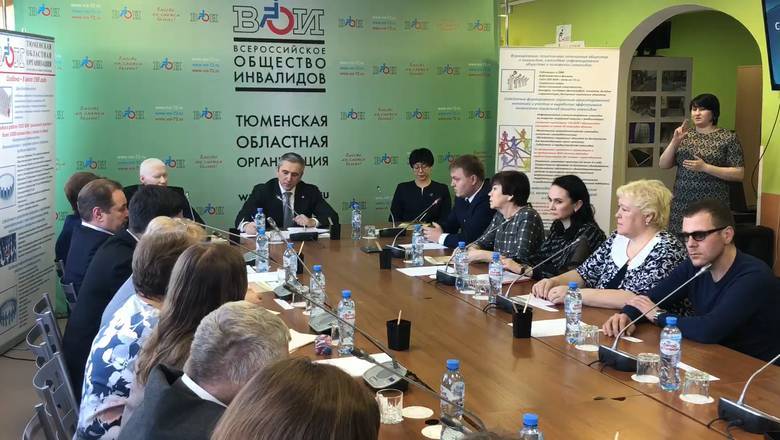 Губернатор Александр Моор встретился с тюменскими инвалидами и общественниками