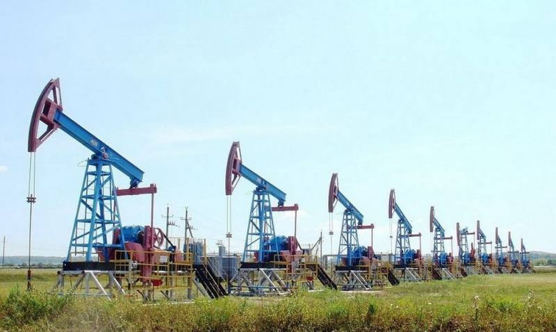 Bloomberg: цены на нефть могут упасть до 30 долларов за баррель