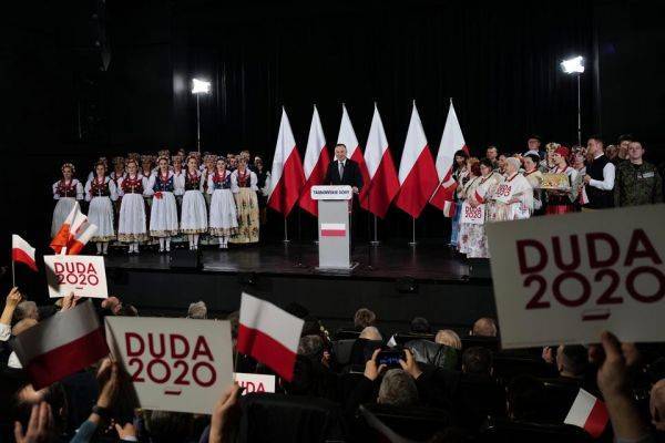 В польские СМИ просочилось видео, как избирателей дрессируют перед Дудой