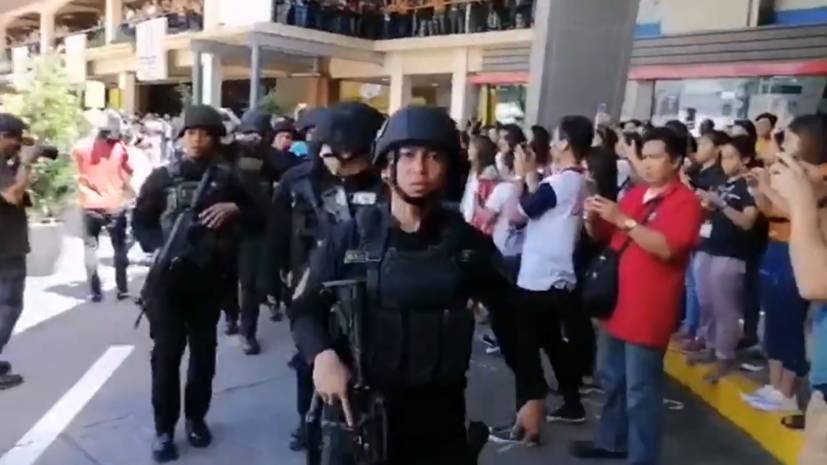 На Филиппинах уволенный охранник торгового центра захватил десятки заложников