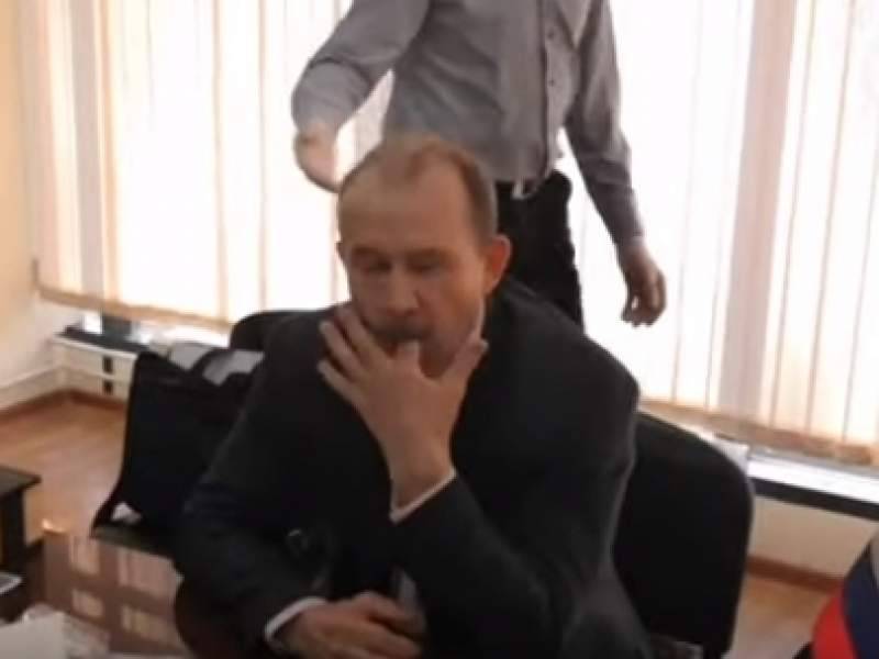 Иркутский чиновник при задержании съел улики