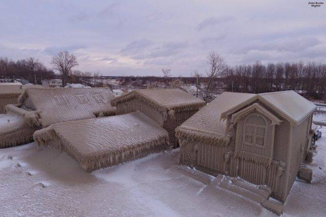 Дома на побережье Нью-Йорка обледенели и превратились «в Нарнию» из-за снежной бури
