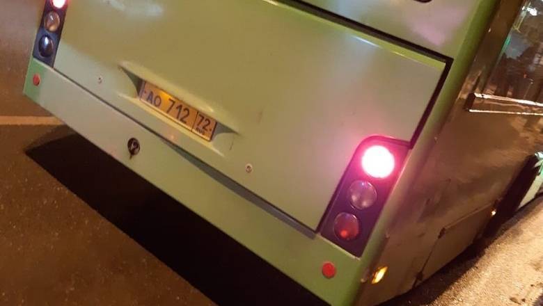 В Тюмени кондуктор высадила из автобуса всех пассажиров с банковскими картами