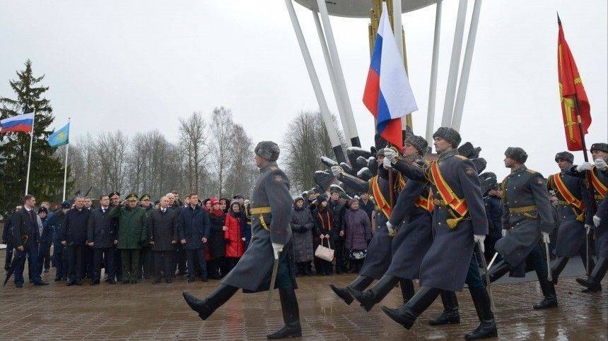 Владимир Путин почтил память десантников бессмертной 6-й роты в Пскове