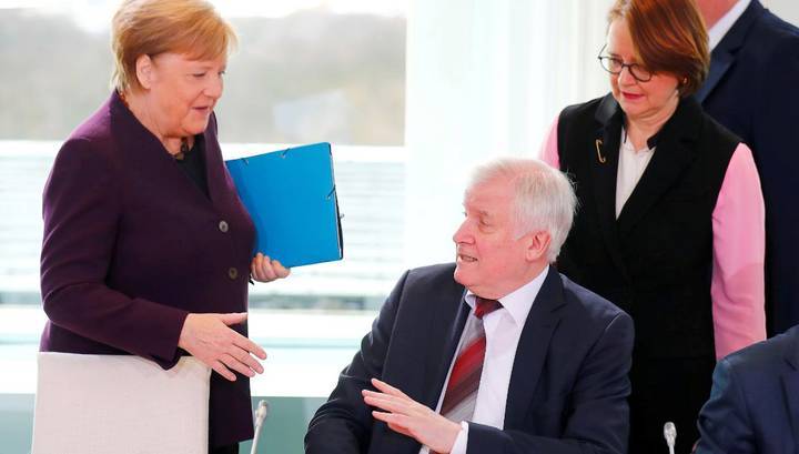 Министр внутренних дел Германии отказался пожать руку Меркель