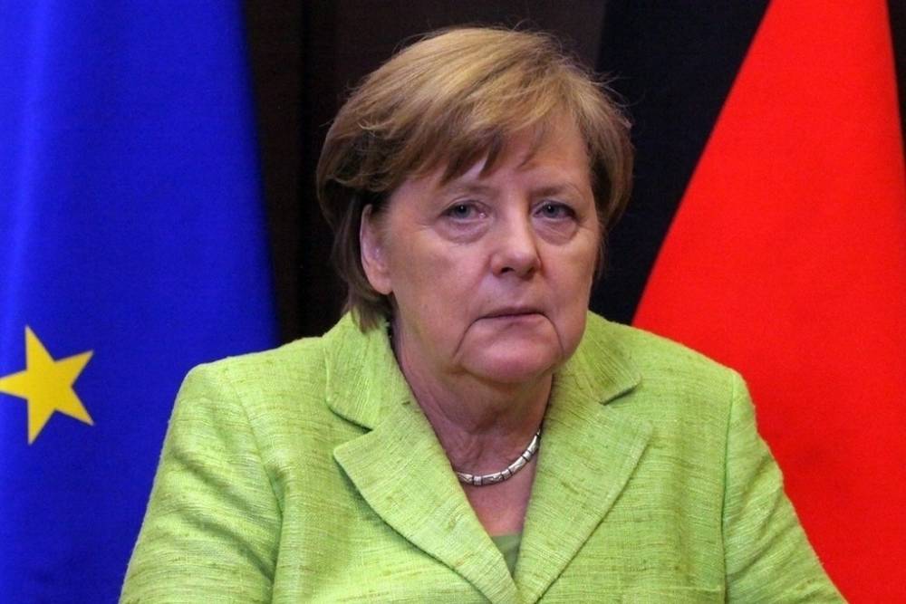 Глава МВД Германии побоялся жать руку Меркель из-за коронавируса