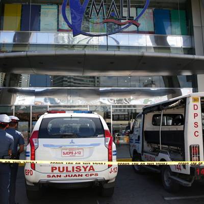 Вооруженный мужчина, захвативший в заложники десятки человек в ТЦ в Маниле, сдался полиции