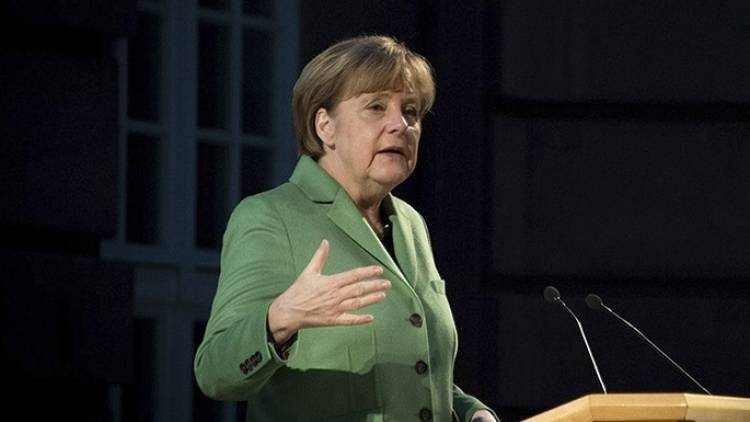 Немецкий министр не пожал руку Меркель из-за коронавируса