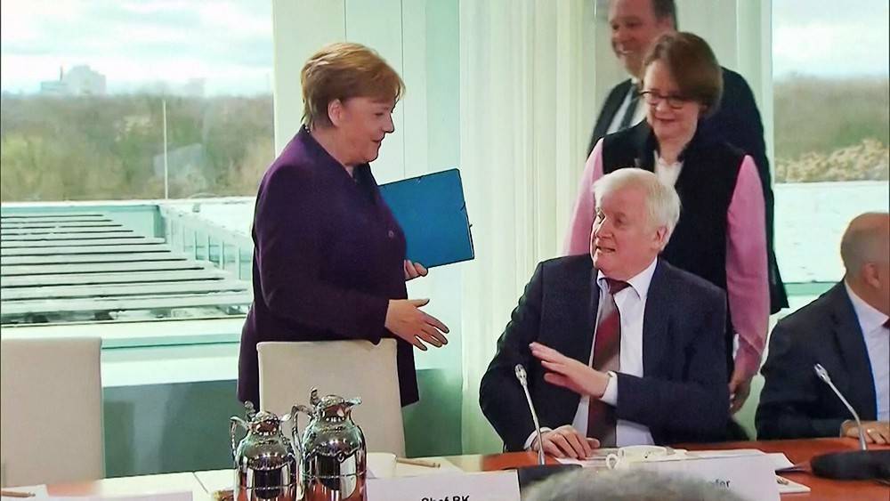 Отказ министра пожать руку Меркель из-за коронавируса попал на видео