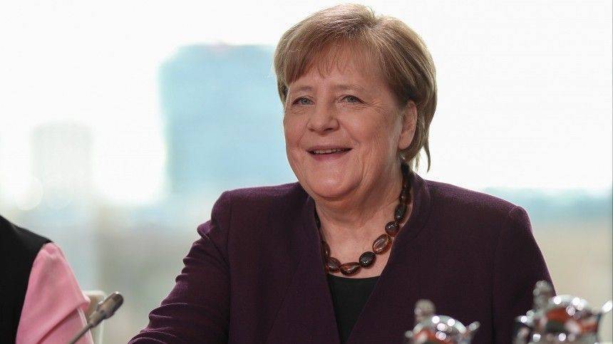 Глава МВД Германии отказался пожать руку Меркель из страха перед коронавирусом
