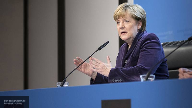 Реакция Меркель на отказ немецкого политика пожать ей руку попала на видео