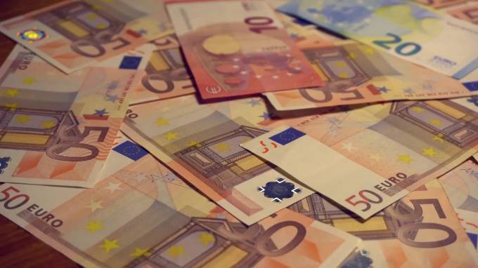 Курс евро впервые за год поднялся выше 75 рублей