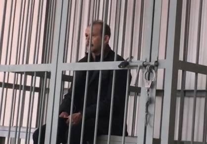 Подозреваемый во взяточнистве иркутский чиновник съел вещдок во время задержания — видео