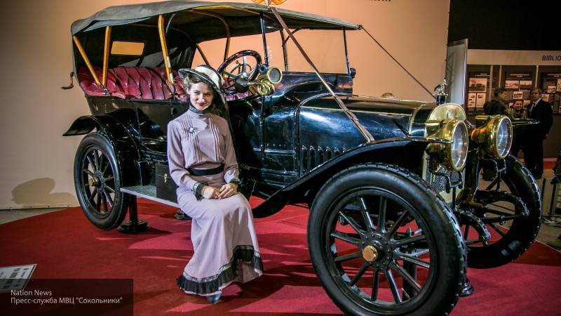 "Мерседес" Штирлица и "Ситроен" Фантомаса покажут на выставке старинных авто в Москве