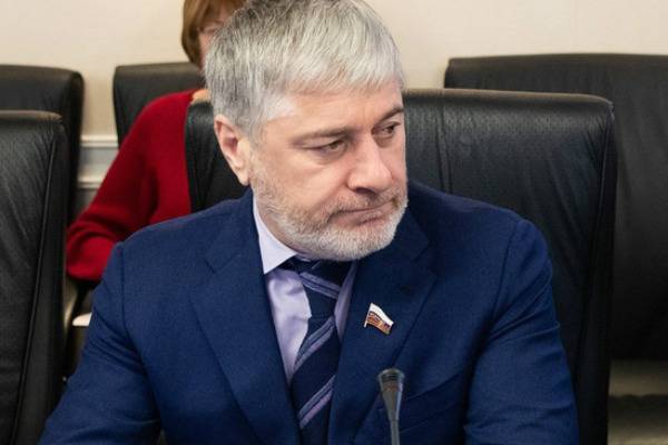 Песков объяснил награждение сенатора, пять лет не вносившего поправок в законы
