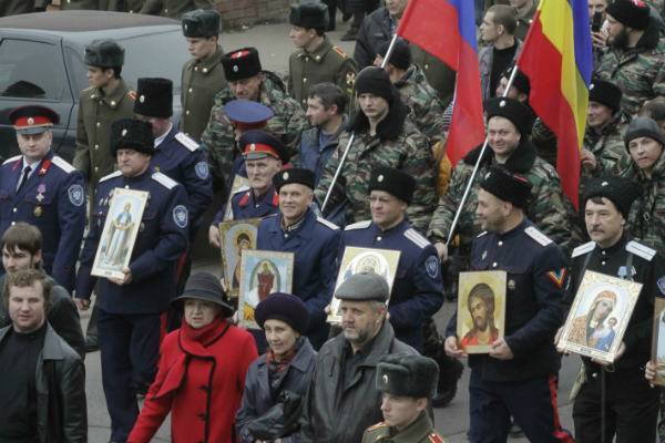 Совет атаманов России запретил казакам целовать иконы и кресты в храмах