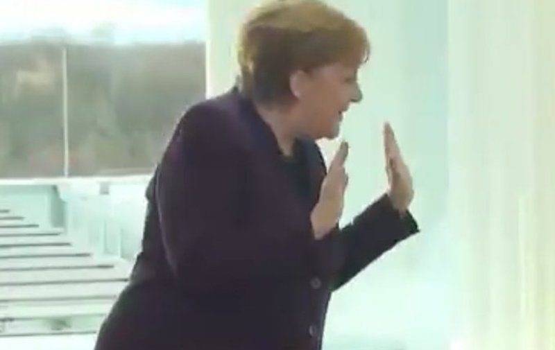 Европейский чиновник отказался пожимать Меркель руку