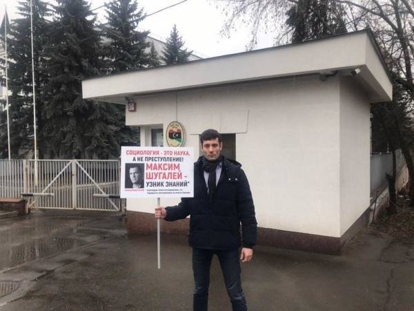 Чиновник Бычков принял участие в пикете в поддержку незаконно удерживаемых россиян в Ливии