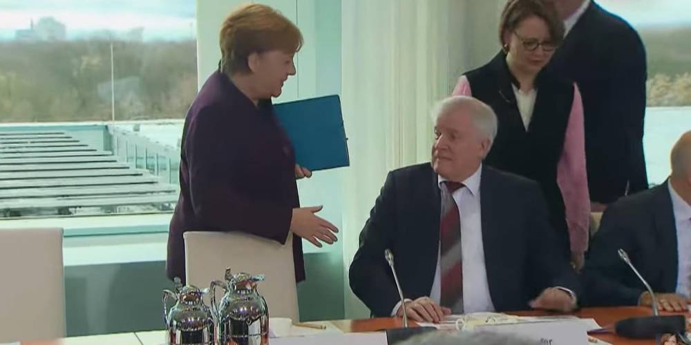 Глава МВД Германии отказался пожать руку Меркель из-за боязни коронавируса