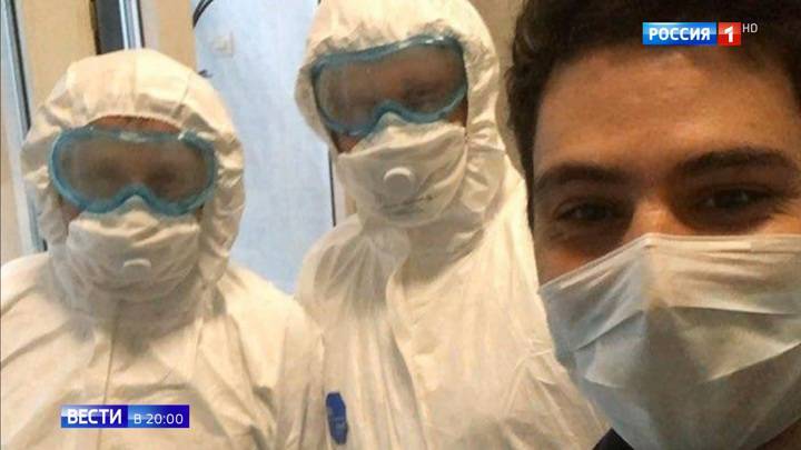 Врачи проверяют пассажиров, летевших одним рейсом с заболевшим коронавирусом москвичом