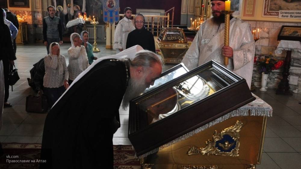 Атаман Долуда назвал чушью запрет целовать иконы и руки священнослужителей