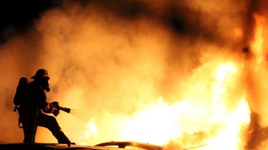 Пожар в торговом павильоне тушат в Ростовской области