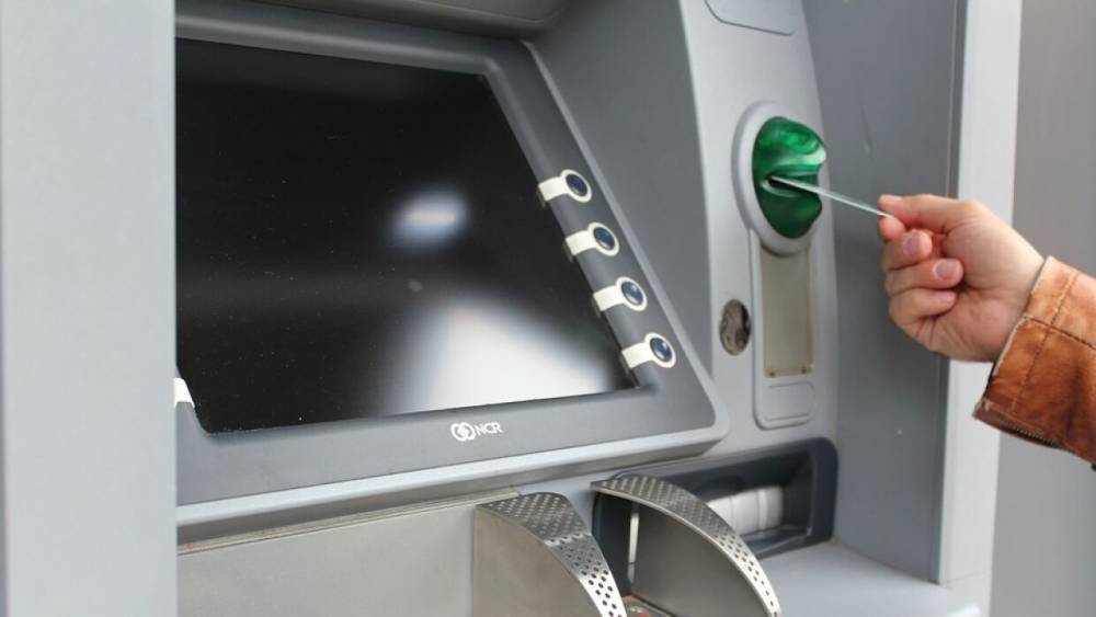 Банки сообщили о рисках заражения коронавирусом через купюры из банкоматов