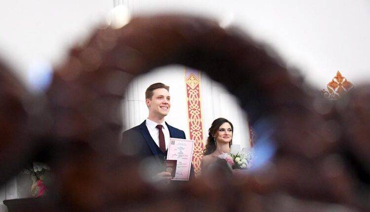 Россияне не стали отказываться от свадеб из-за коронавируса