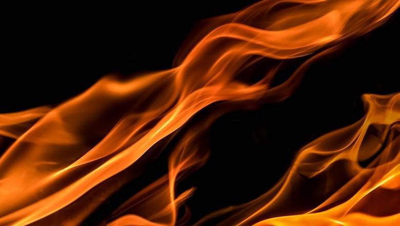 Два часа тюменские пожарные тушили пожар в Боровом
