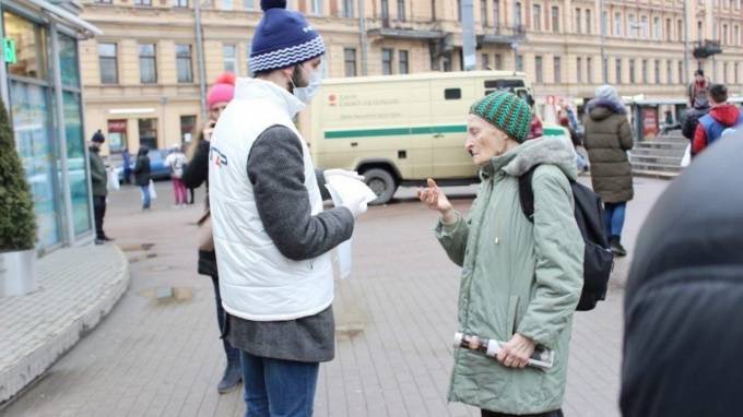 Волонтеры раздали петербуржцам средства личной гигиены и памятки