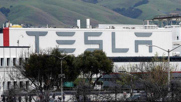 Tesla временно закрывает свои заводы в США