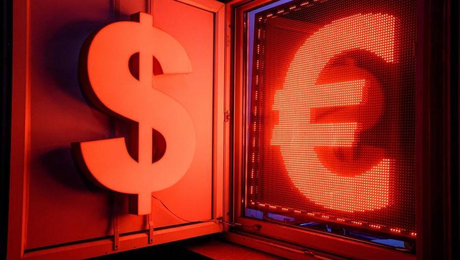 Доллар и евро дешевеют на открытии Московской биржи