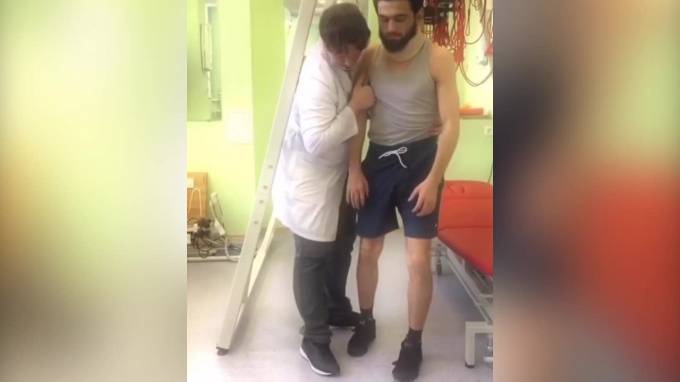 Дагестанский борец, сломавший шею в Петербурге, начал ходить