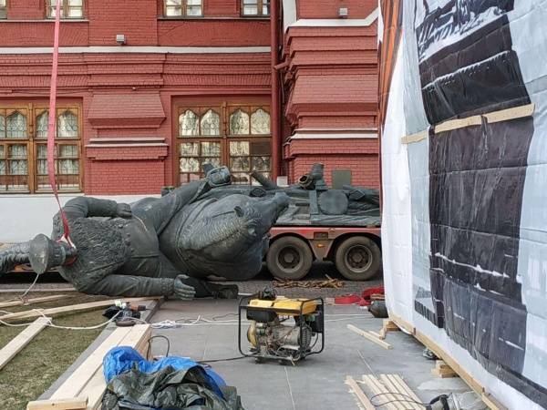 В Москве с Манежной площади убрали памятник Жукову