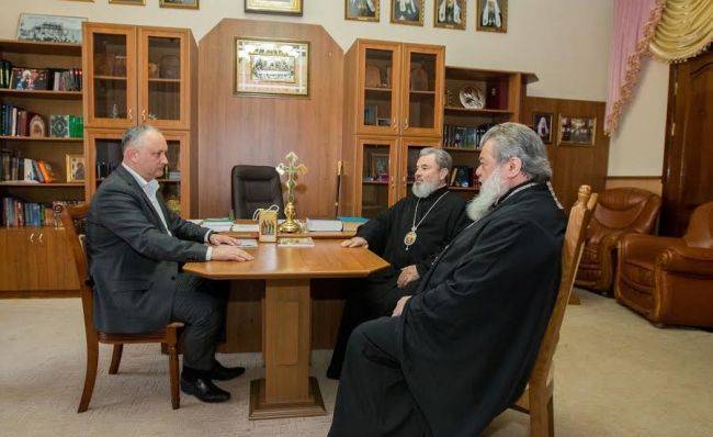 Президент Молдавии убедил священнослужителей следовать карантину