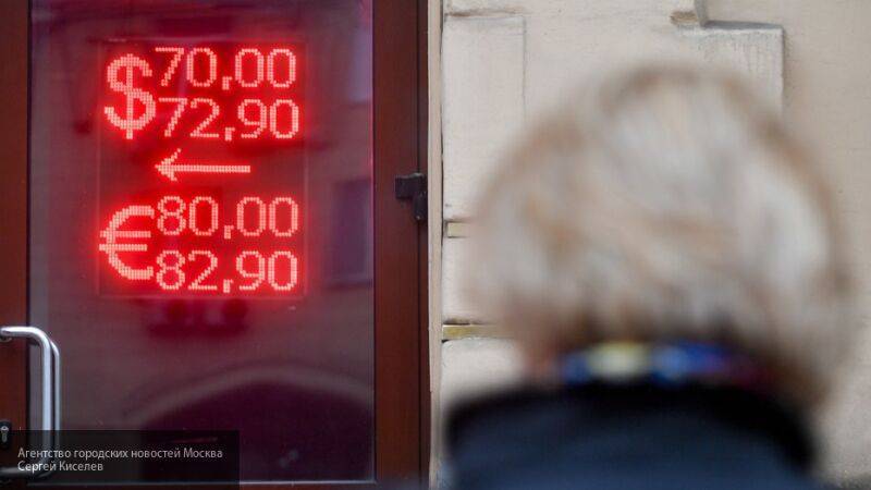 SuperJob: россияне стали меньше интересоваться курсом доллара по сравнению с 2014 годом