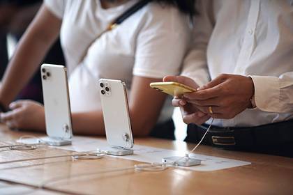 iPhone запретили продавать более двух в одни руки