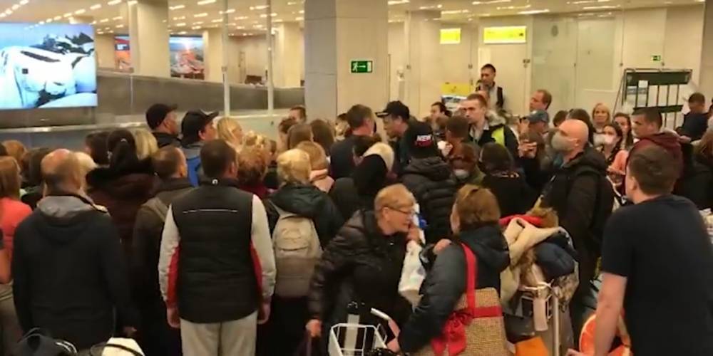 Россияне не дождались документов о карантине и штурмом взяли выход из аэропорта Красноярска