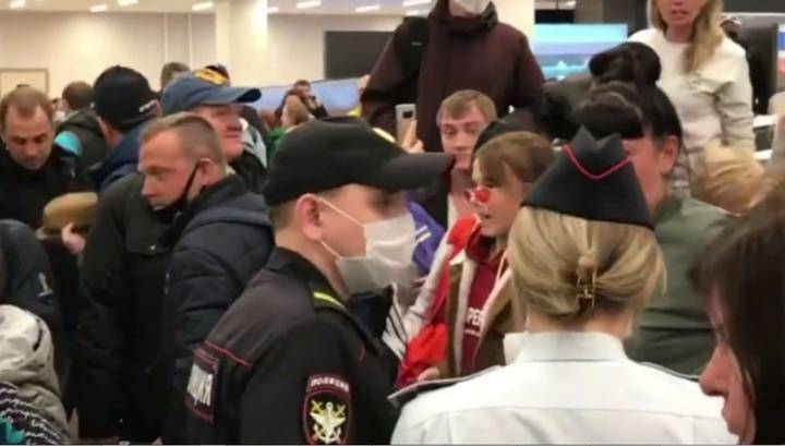Отправленные на карантин туристы штурмом взяли выход из аэропорта Красноярска