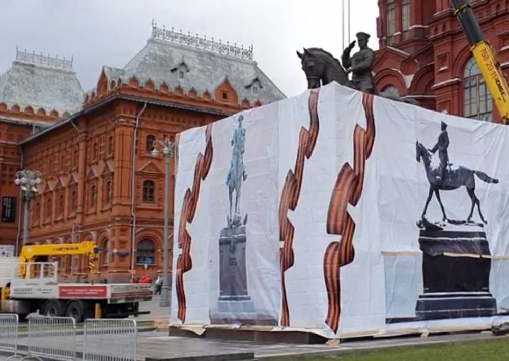 СМИ опубликовали видео установки нового памятника Жукову на Манежной площади