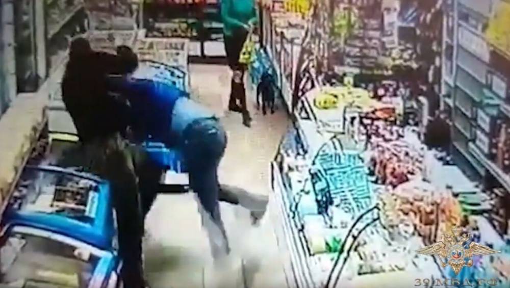 Вооруженное нападение на посетителя магазина в Калининграде попало на видео