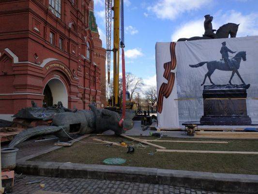 Неожиданно демонтированный бронзовый Жуков в Москве теперь отдаёт честь