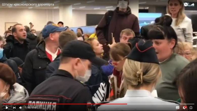 Туристы, прилетевшие из Таиланда, штурмом вырвались из аэропорта Красноярска (видео)