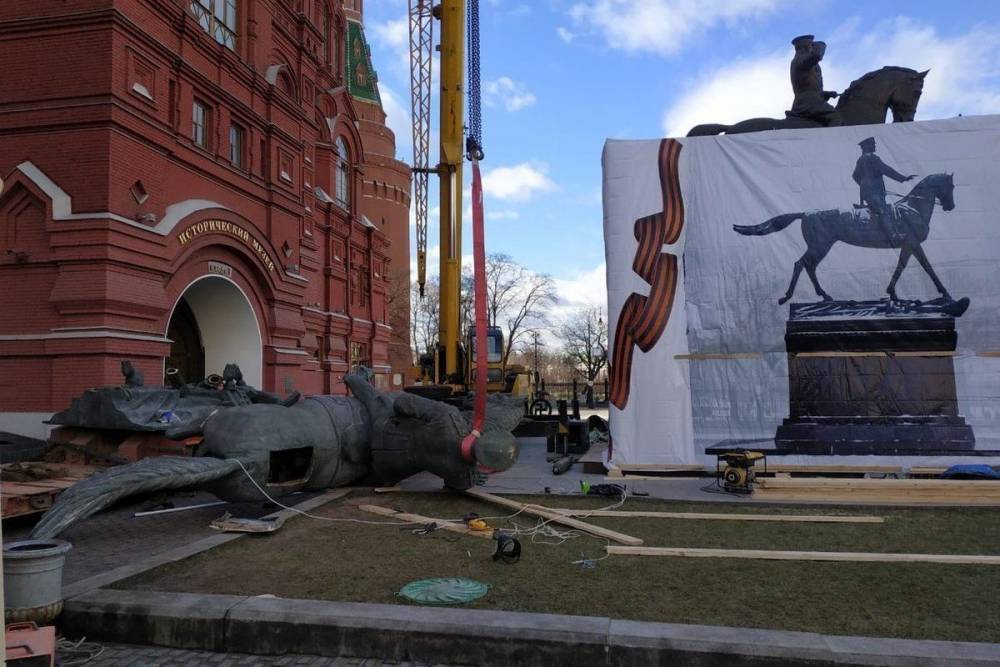 На Манежной площади заменили памятник Жукову на новый