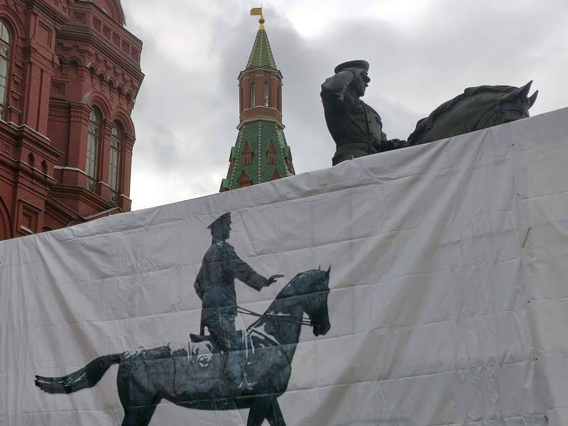 В Москве на Манежной площади заменили памятник Жукову - теперь он отдает честь
