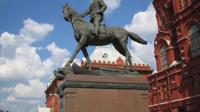 На Манежной площади в Москве заменили памятник маршалу Жукову