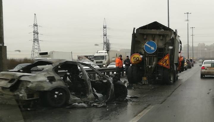 Мужчина сгорел после столкновения легковушки с грузовиком дорожников в Петербурге